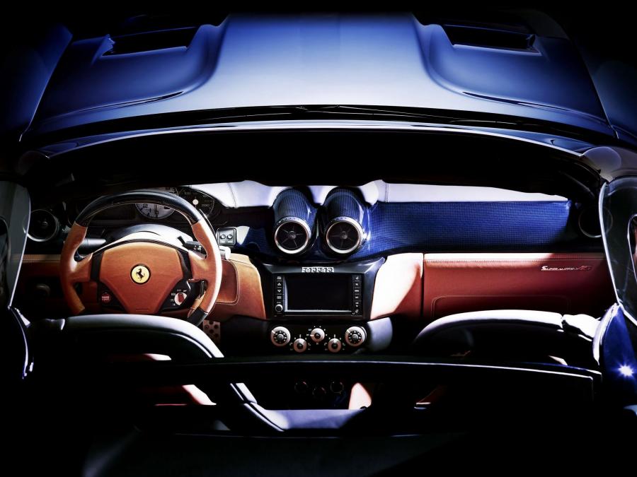  Ferrari Superamerica 45 2011 года  (фото 2 из 27)